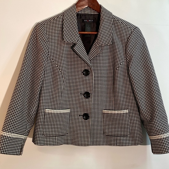 Axcess by Liz Claiborne - fitted cropped blazer. Size 12 - Picture 1 of 9